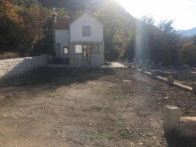 Family Estate for Sale in Vrbanj, 1600 m2, 3 Houses, Stone Fence and Foundations for Additional Stru