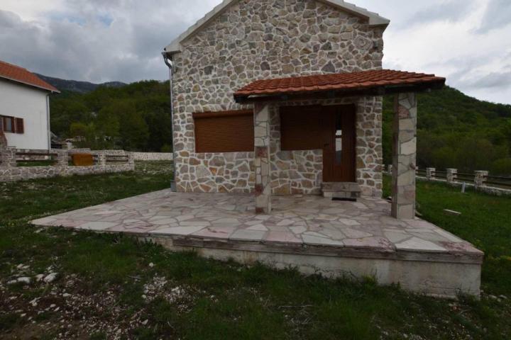 Family Estate for Sale in Vrbanj, 1600 m2, 3 Houses, Stone Fence and Foundations for Additional Stru