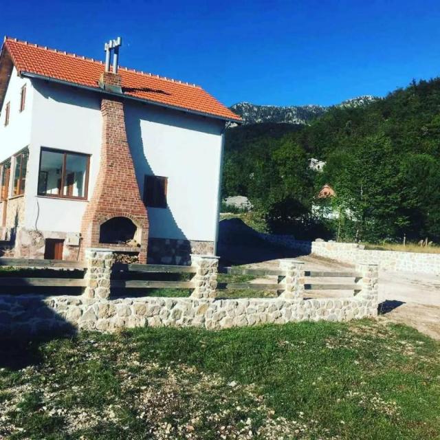 Family Estate for Sale in Vrbanj, 1600 m2, 3 Houses, Stone Fence and Foundations for Additional Stru