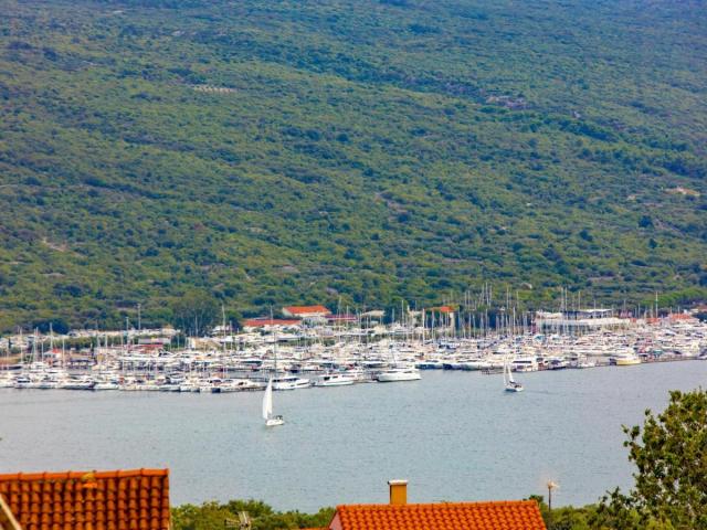 SAMOSTOJEĆA KUĆA S BAZENOM NA MIRNOJ LOKACIJI