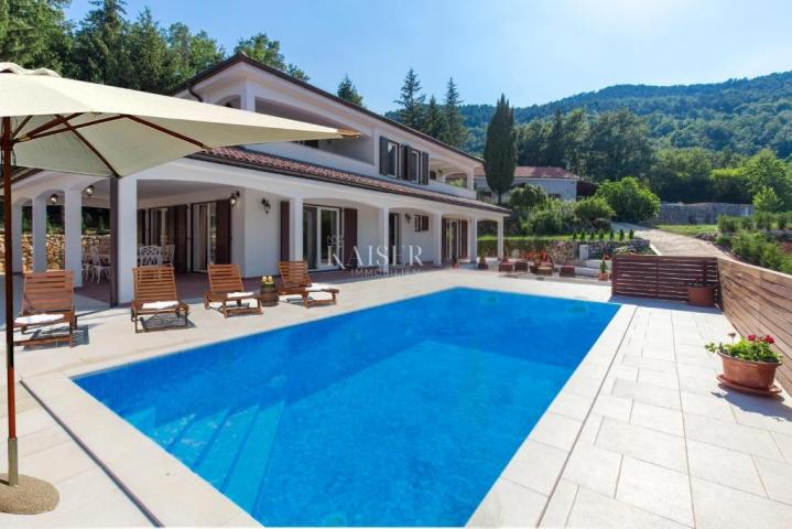 Lovran - Family villa with a large plot, pool and sea view