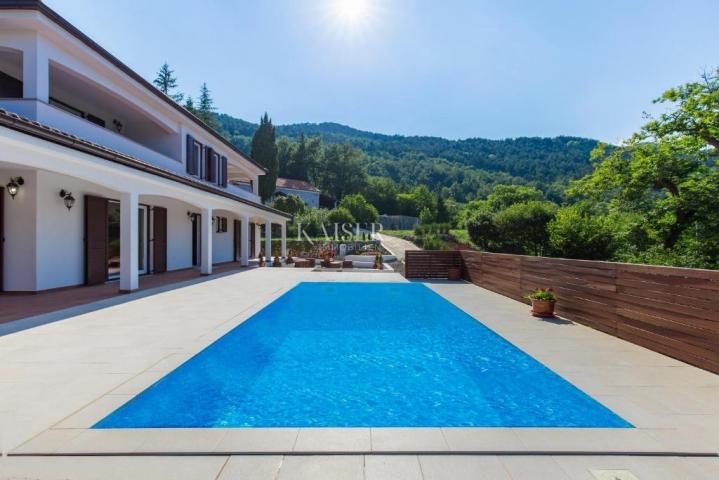 Lovran - Family villa with a large plot, pool and sea view