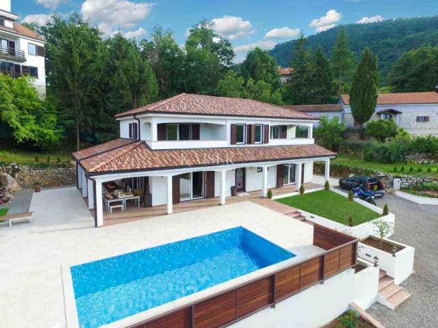 Lovran – Familienvilla mit großem Grundstück, Pool und Meerblick