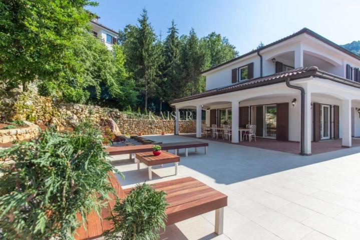 Lovran – Familienvilla mit großem Grundstück, Pool und Meerblick