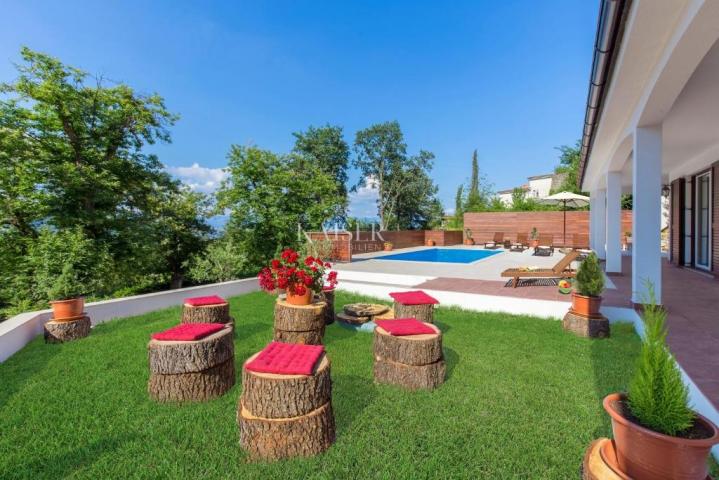 Lovran – Familienvilla mit großem Grundstück, Pool und Meerblick