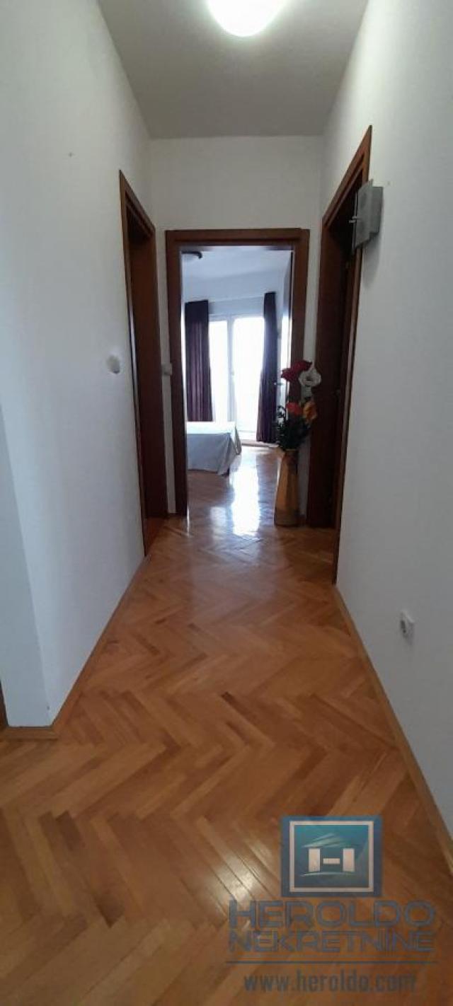 Three-room furnished apartment in the center of Jagodina with a garage