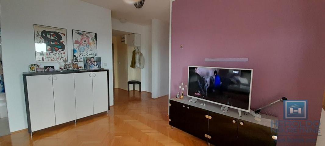 Three-room furnished apartment in the center of Jagodina with a garage