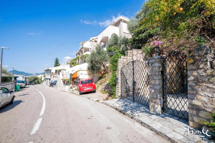 Trospratna kuća sa pogledom na more i ostrvo Sveti Stefan