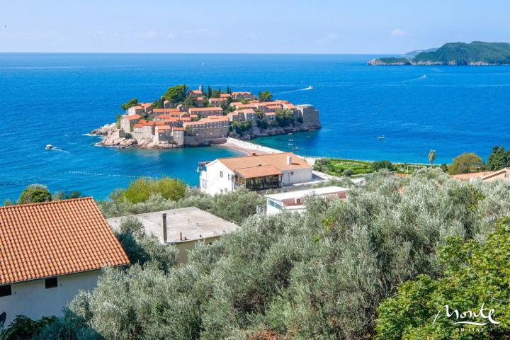 Trospratna kuća sa pogledom na more i ostrvo Sveti Stefan