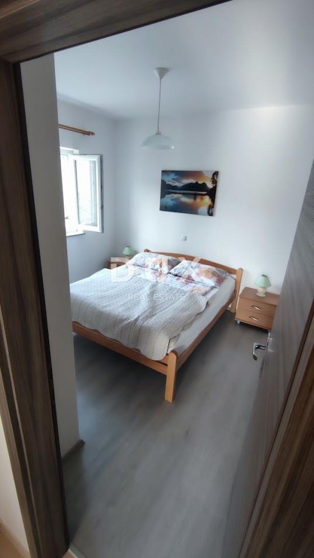 OTOK KRK, BAŠKA - dvojna kuća sa dva apartmana