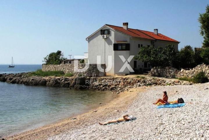 OTOK KRK, KRK - Kuća na neponovljivoj lokaciji uz more NA PLAŽI!!