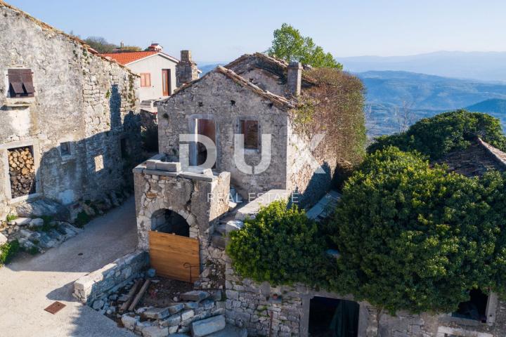 ISTRIA, PIĆAN - 3 houses in a row for adaptation with a garden, panoramic view, opportunity!