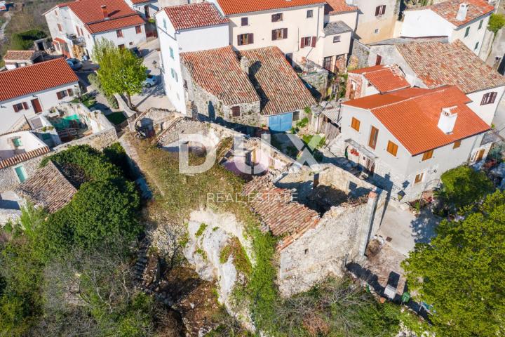 ISTRIA, PIĆAN - 3 houses in a row for adaptation with a garden, panoramic view, opportunity!