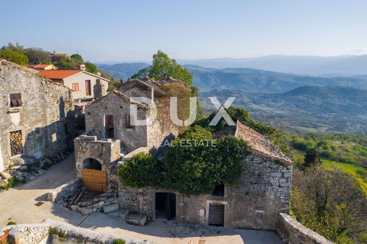 ISTRIEN, PIĆAN - 3 Häuser in Reihe zur Anpassung mit Garten, Panoramablick, Gelegenheit!