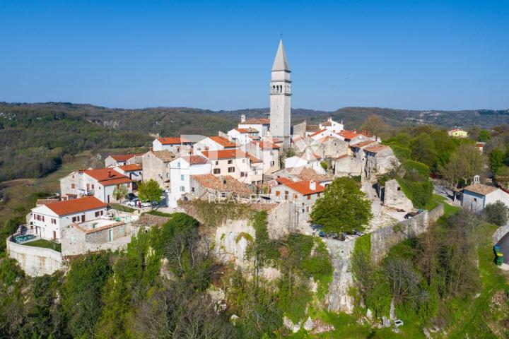 ISTRA, PIĆAN - 3 kuće u nizu za adaptaciju s vrtom, panoramski pogled, prilika!