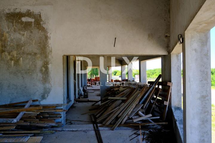 ZADAR, POLJICA BRIG - Neponovljiva prilika! Stambeno-poslovna zgrada s ogromnim dvorištem. 