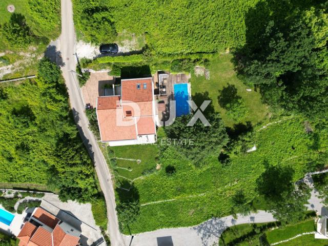 IČIĆI, POLJANE- villa 250m2 s pogledom na more i bazenom + uređena okućnica 1100m2