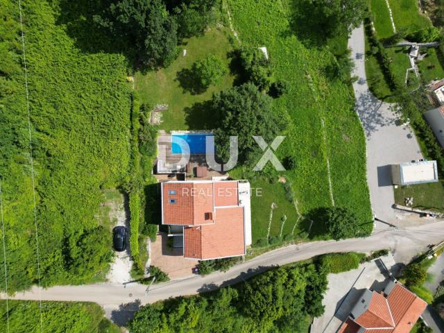 IČIĆI, POLJANE- villa 250m2 s pogledom na more i bazenom + uređena okućnica 1100m2