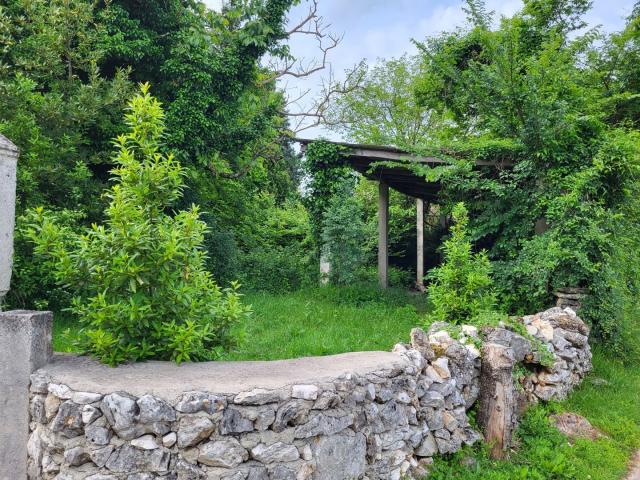 ISTRIA, PIĆAN - Two stone buildings with a garden