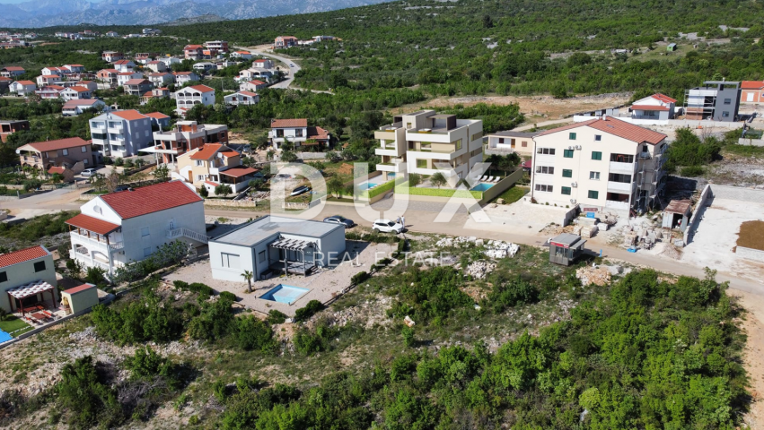 ZADAR, MASLENICA - Ekskluzivan stan s privatnim bazenom samo 200 metara od mora! Novogradnja! S1