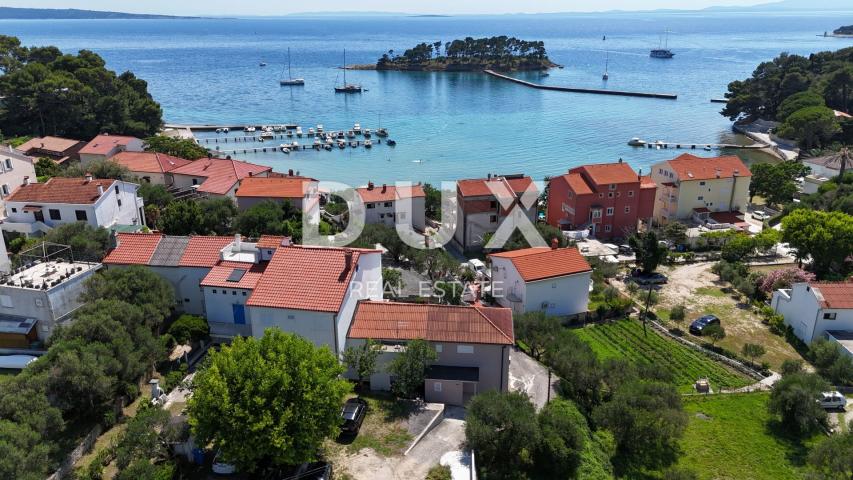 OTOK RAB, BANJOL - Stan 2S+DB, prizemlje, okućnica, parking