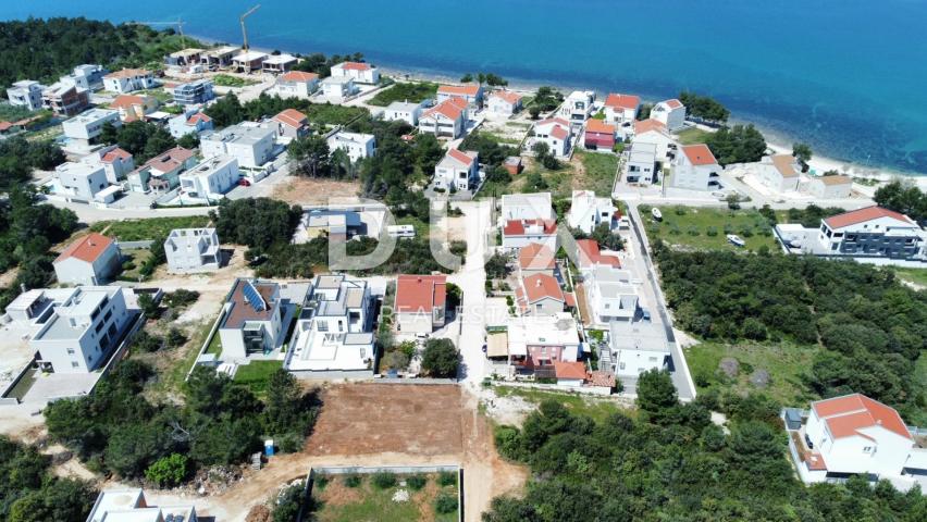 ZADAR, ZATON - Prostrana kuća s 3 apartmana u blizini mora