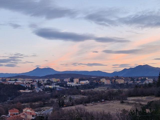 ISTRA, LABIN - Kuća s tri stambene jedinice na pogodnoj lokaciji s panoramskim pogledom