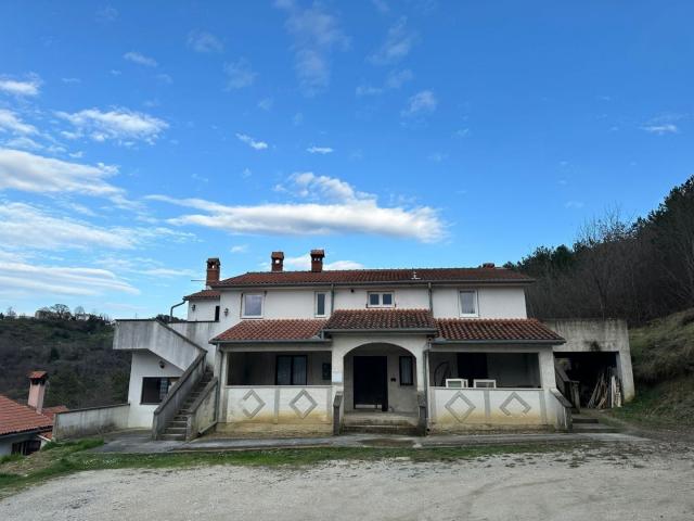 ISTRIEN, LABIN - Haus mit drei Wohneinheiten in verkehrsgünstiger Lage mit Panoramablick