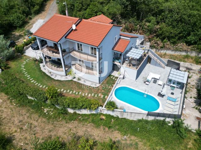 COSTABELLA, BIVIO- stan prizemlje 125m2 s bazenom i pogledom na more  + okućnica 