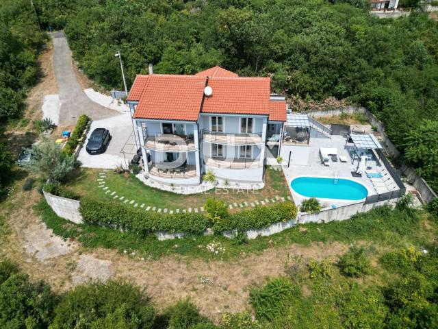 COSTABELLA, BIVIO- stan prizemlje 125m2 s bazenom i pogledom na more  + okućnica 