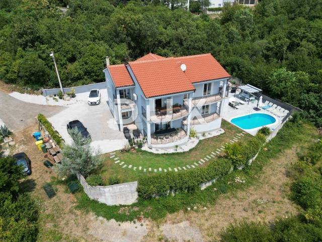 COSTABELLA, BIVIO- stan prizemlje 125m2 s bazenom i pogledom na more  + okućnica 