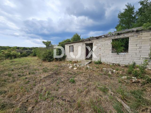 ISTRA, PULA, STOJA - Ekskluzivno građevinsko zemljište s ucrtanim objektom, 100m od plaže