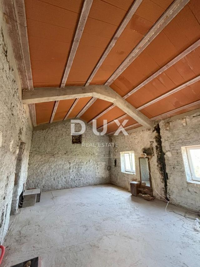 ISTRIA, SVETVINČENAT - Partially renovated Istrian house with main project!