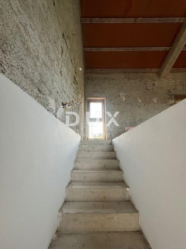 ISTRIA, SVETVINČENAT - Partially renovated Istrian house with main project!