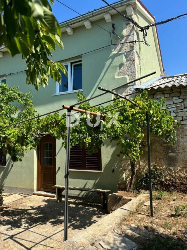 ISTRIA, SVETVINČENAT - Partially renovated Istrian house with main project!