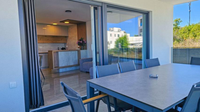 OTOK KRK MALINSKA - Luksuzan apartman s vlastitom okućnicom i bazenom, 250m od mora