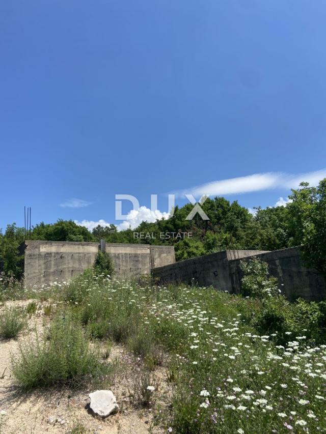 RIJEKA, ŠMRIKA - Baugrundstück 860 m2 mit Blick auf das Meer und gebauter Fundamentplatte für ein Wo