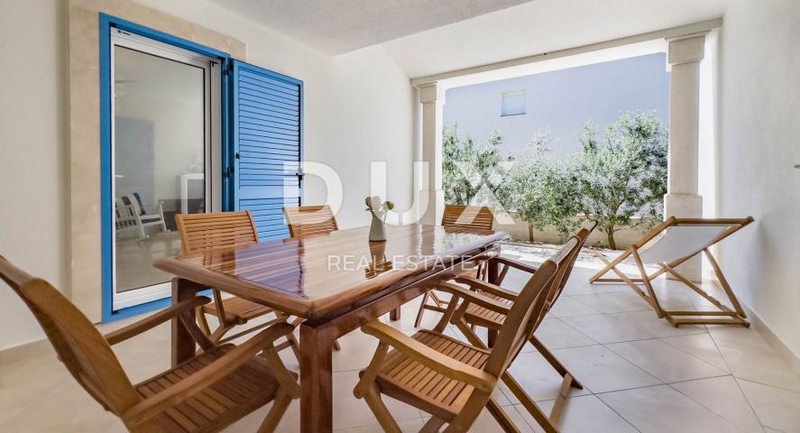 PAG ISLAND, POVLJANA - Quality house with two apartments 50 meters from the beach