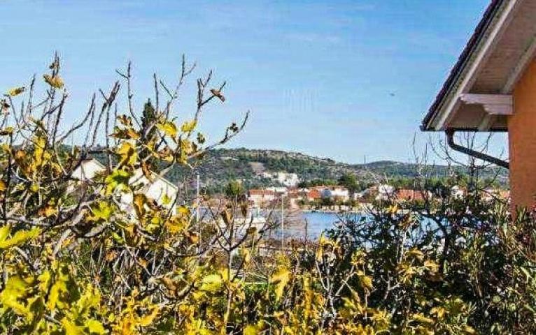 ŠIBENIK, UMGEBUNG - Häuser in der Nähe von Šibenik - 160 m² Wohnfläche, 50 m vom Meer entfernt