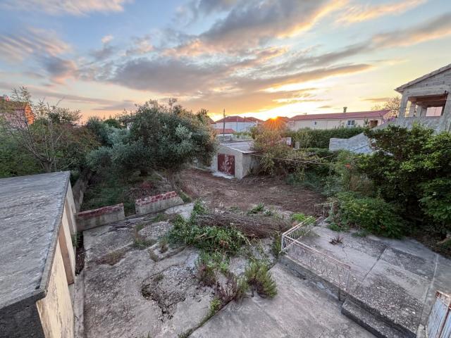 ZADAR, PRIVLAKA - Altes Haus zur Anpassung mit großem Garten