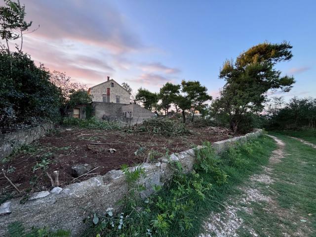 ZADAR, PRIVLAKA - Altes Haus zur Anpassung mit großem Garten