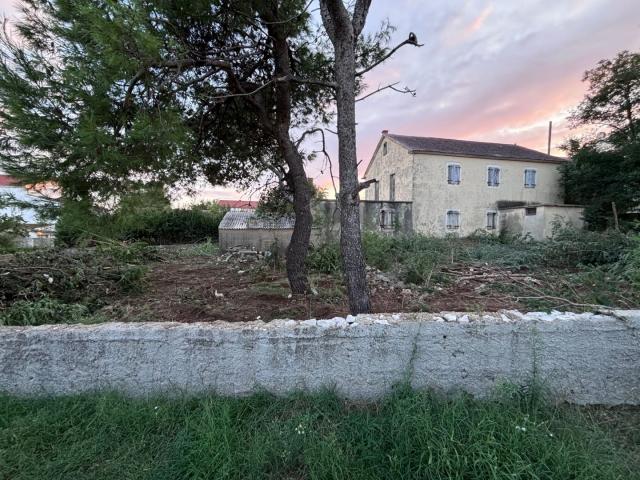 ZADAR, PRIVLAKA - Altes Haus zur Anpassung mit großem Garten