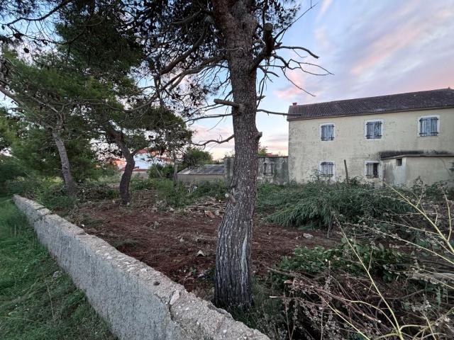 ZADAR, PRIVLAKA - Altes Haus zur Anpassung mit großem Garten