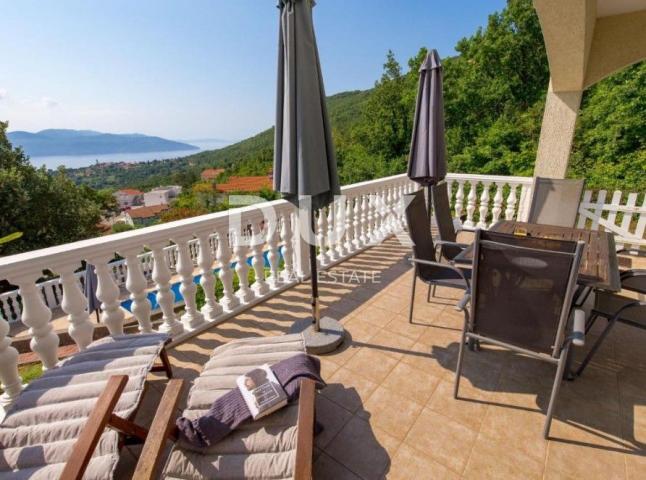 OPATIJA, BRSEČ – zwei wunderschöne Doppelhaushälften mit Pool und Meerblick in einer Oase der Ruhe