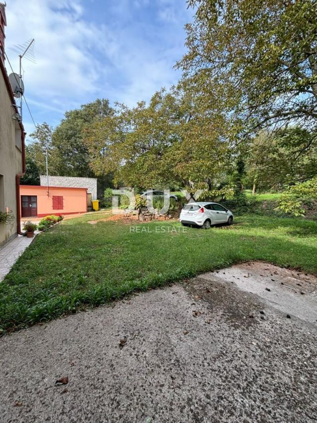 ISTRIA, BARBAN Partially renovated house in a beautiful location + building plot!