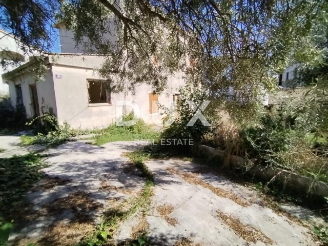 ISTRIA, LIŽNJAN- House with construction permit for renovation. View of the sea and Kvarner!