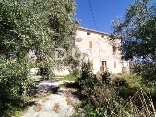 ISTRIA, LIŽNJAN- House with construction permit for renovation. View of the sea and Kvarner!