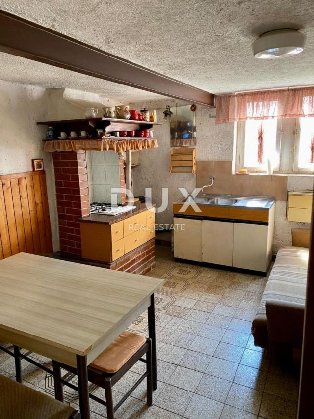 Pula, center - sale of a floor of a house (APARTMENT) with garden and garage!