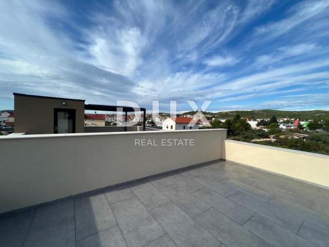 ŠIBENIK, VODICE - Reihenhaus mit Swimmingpool und Dachterrasse