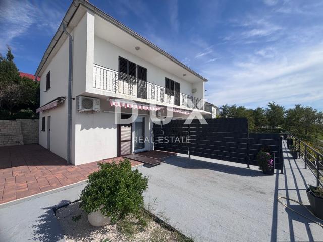 ZADAR, RTINA - A spacious house with an impressive sea view